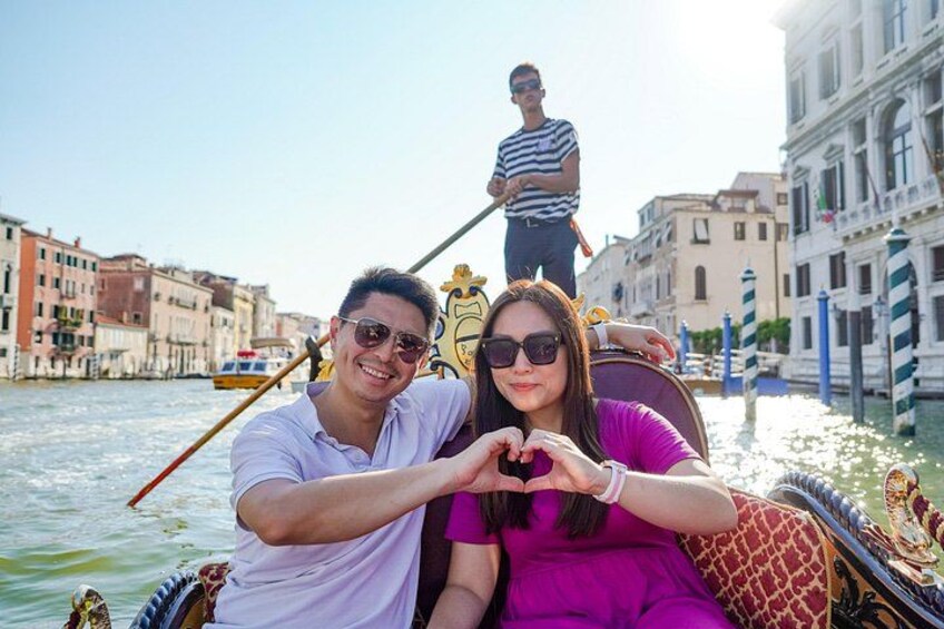 Private Photoshoot on Personal Gondola in Venice 4