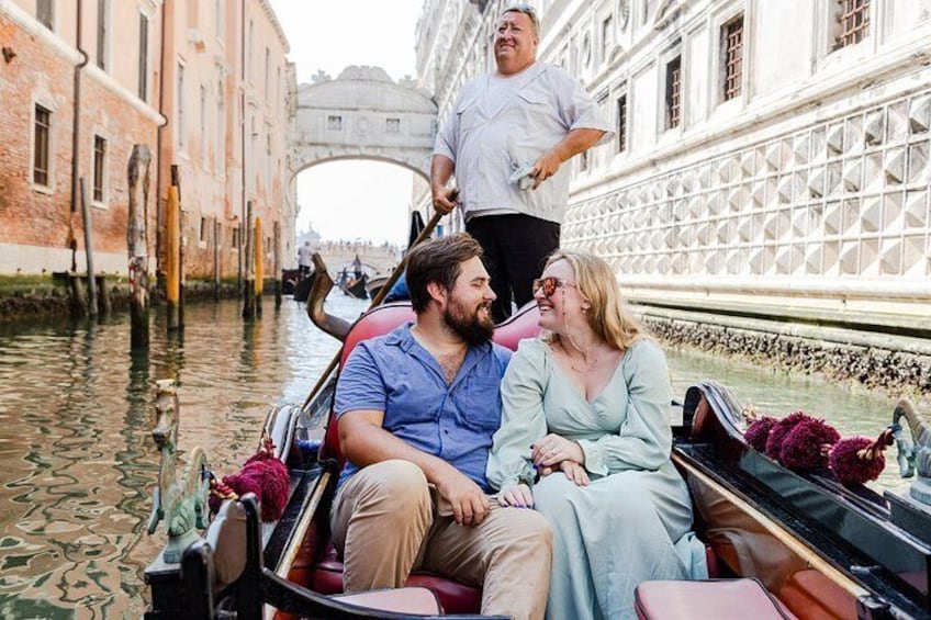 Private Photoshoot on Personal Gondola in Venice 3