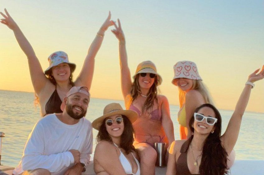 Un groupe de personnes se trouve sur un bateau, avec l’océan en arrière-plan. 5