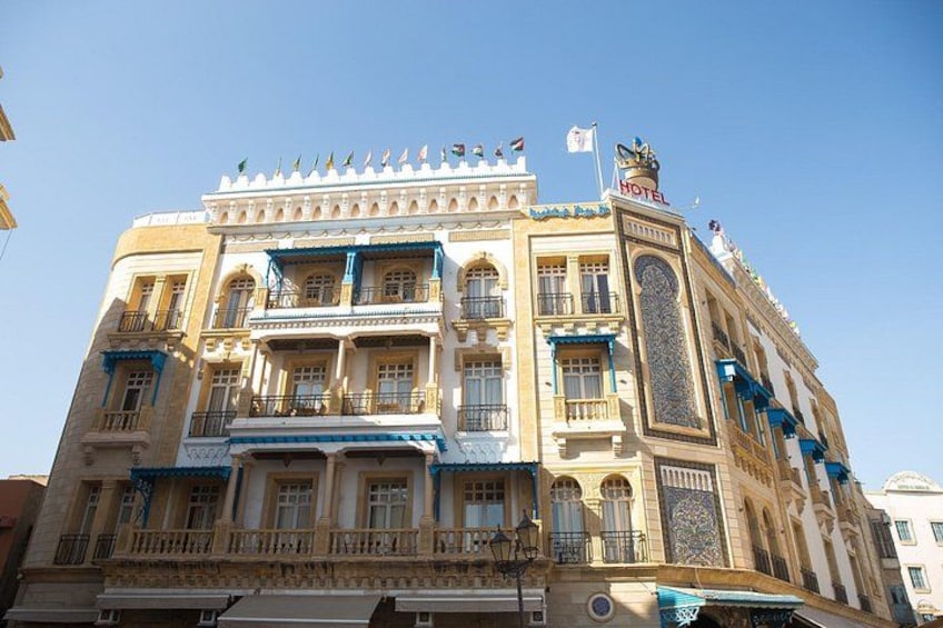 Un grand bâtiment imposant, doté de nombreux balcons et d’une enseigne indiquant qu’il s’agit d’un hôtel. 3