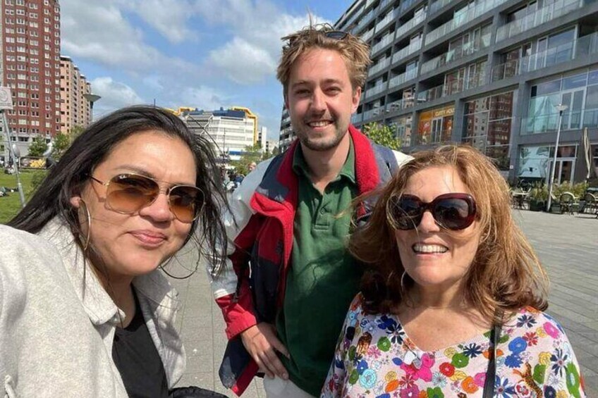 Guide with guests in Rotterdam, next to the Markthal