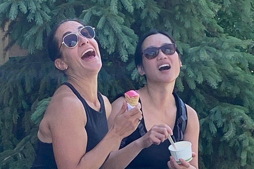 Dos personas al aire libre, una sosteniendo una taza y la otra una cuchara. 5