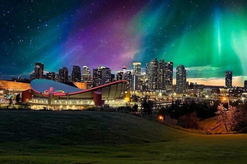 Un horizonte urbano con un estadio moderno y las auroras boreales. 1