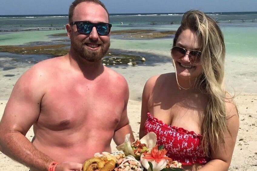 Una playa con aguas turquesas cristalinas y una orilla arenosa. 2