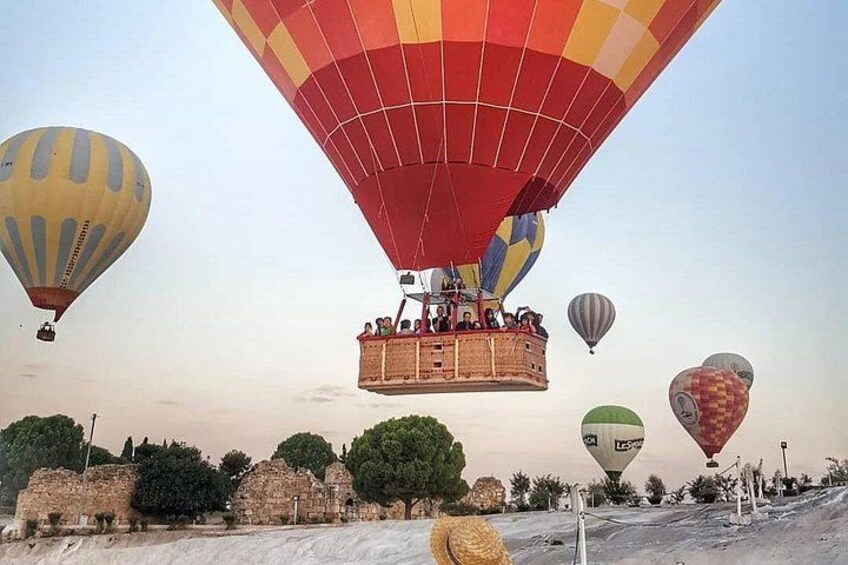 Globos aerostáticos sobre un sitio histórico con ruinas y árboles. 5
