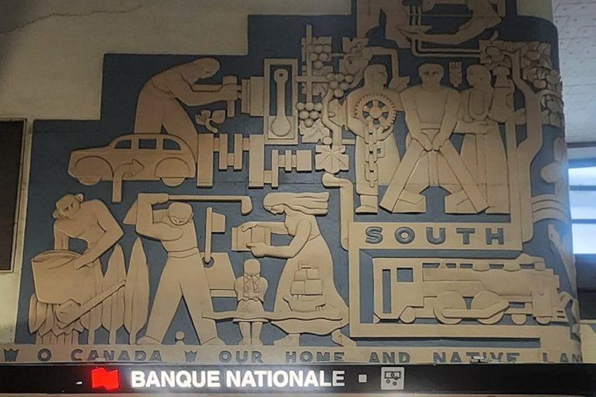 Un relieve con figuras y texto, incluyendo 'SOUTH' y 'BANQUE NATIONALE'. 4