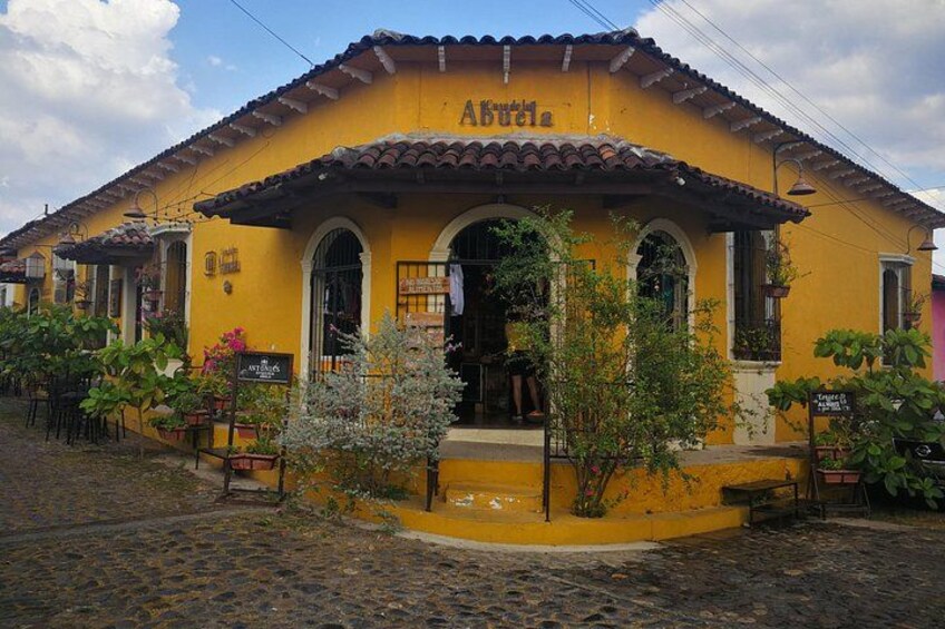 Colonial atmosphere: art, culture and tradition in every corner of the village. 2
