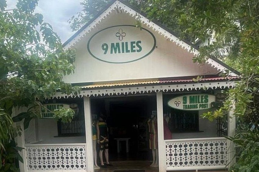 Un edificio pequeño con un letrero que dice '9 Miles' y '9 Miles Training Post'. 1