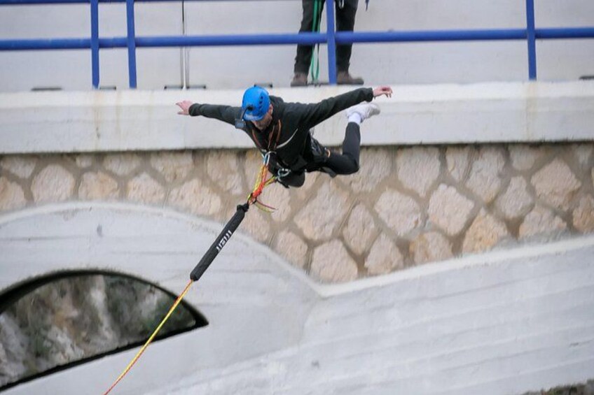 Iemand doet een salto voorwaarts op een trampo. 2