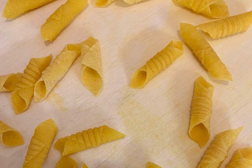 Pasta cruda sobre una superficie de madera. 2