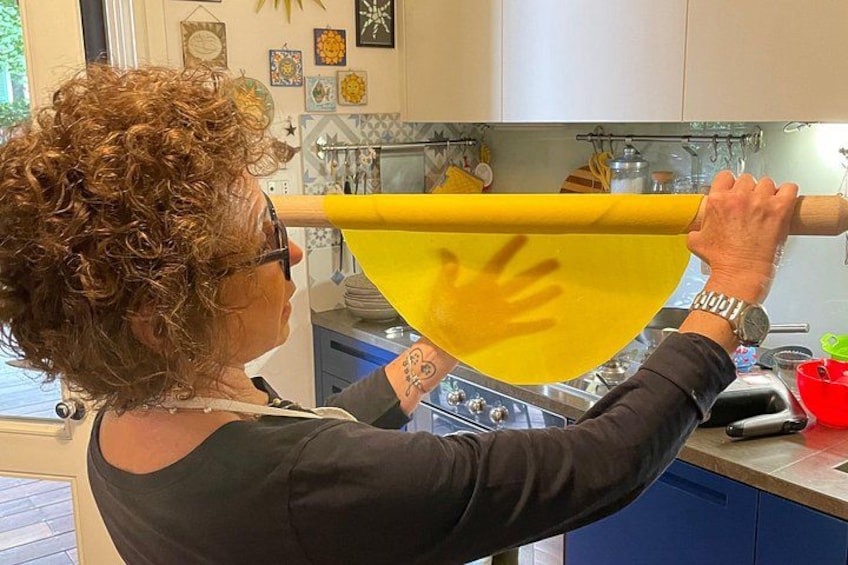 Una persona extiende masa sobre una encimera de cocina. 1