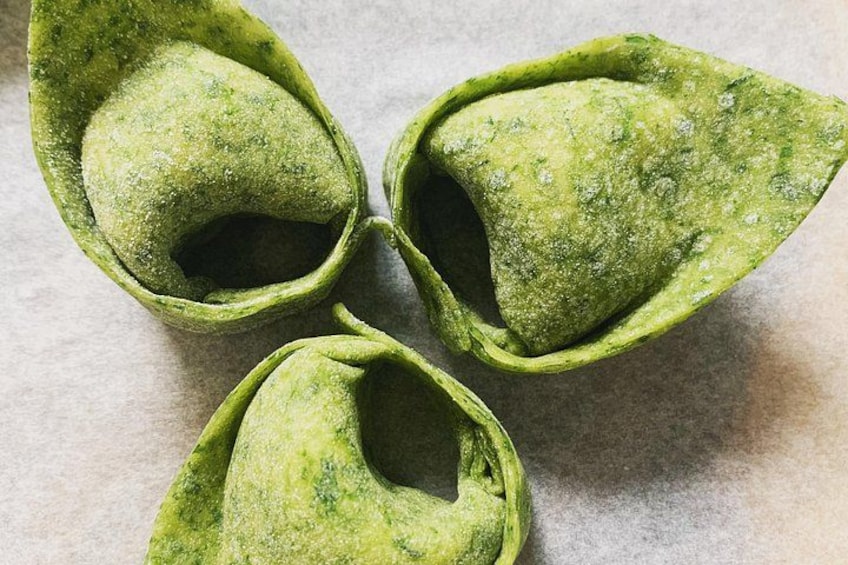 Tres objetos verdes y texturizados con un hueco en el centro, posiblemente alimentos. 3