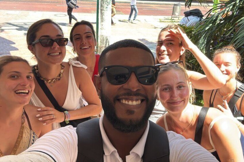 Eine Gruppe von Personen macht ein Selfie draußen. 4