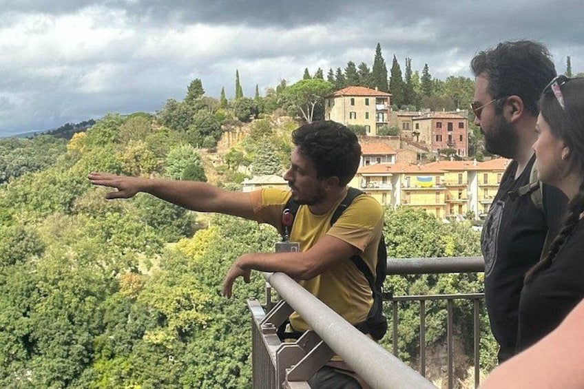 Une personne qui désigne un paysage avec des bâtiments en arrière-plan. 3
