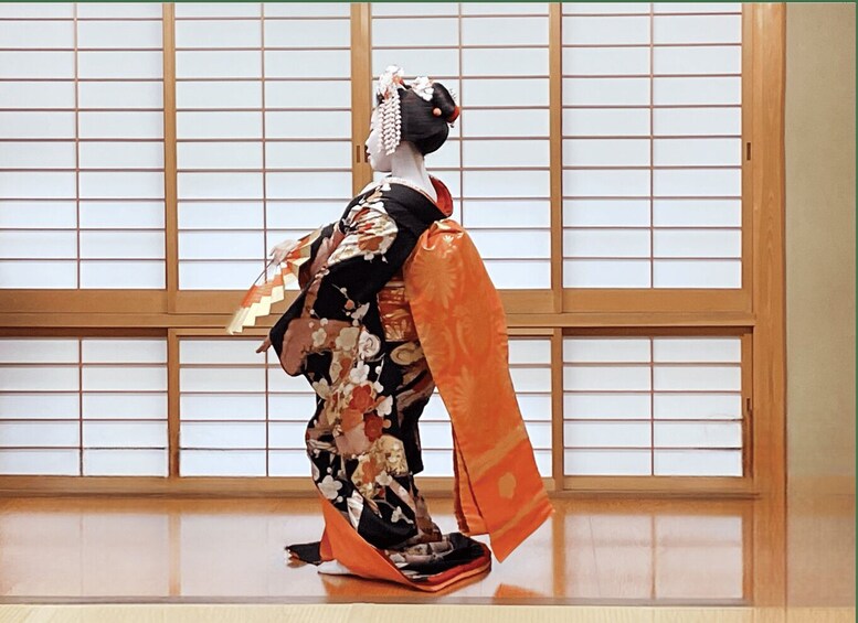 Kyoto: Meet the Geisha Maiko with Gion Walking Tour 2