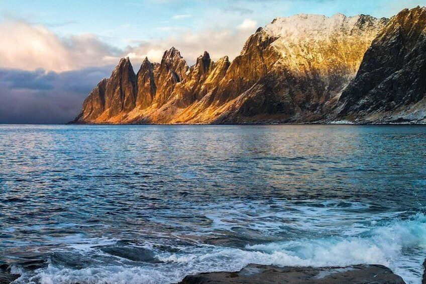 Un paisaje costero con una costa rocosa y olas rompiendo contra las rocas. 4