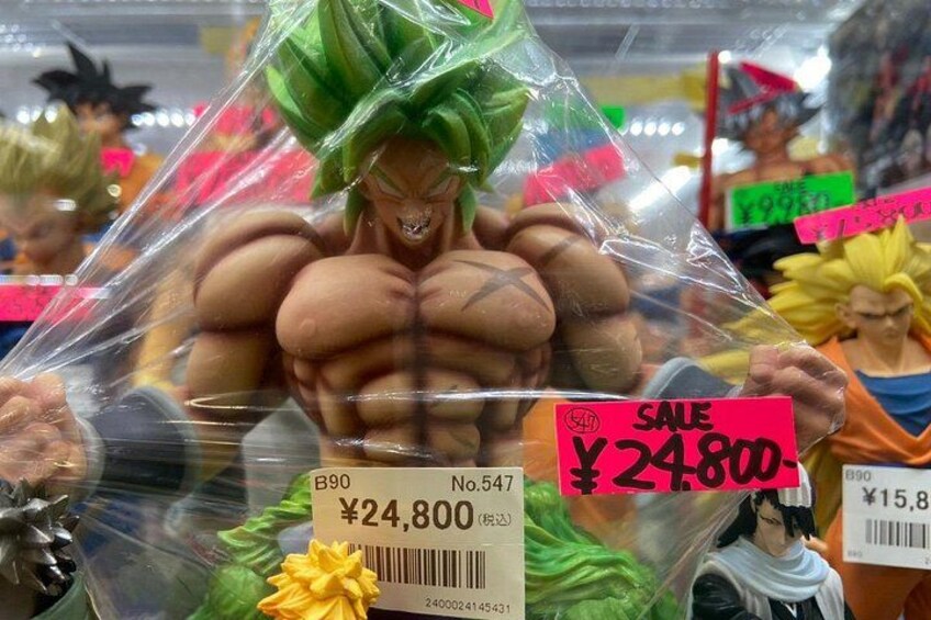 En leksaksfigur inlindad i plast, med en prislapp. 2