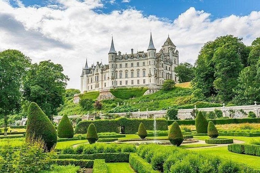 Een kasteel met een formele tuin, met gesnoeide hagen en beeldentuinen. 1