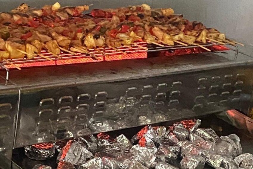 Un barbecue avec des brochettes de viande et de légumes. 5