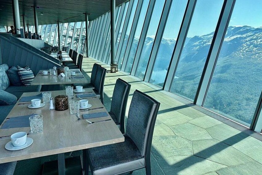 En restaurang som ligger högt upp och erbjuder en fantastisk panoramautsikt över bergen. 5