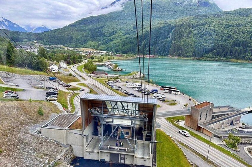 En linbanestation med utsikt över en sjö och berg i bakgrunden. 4