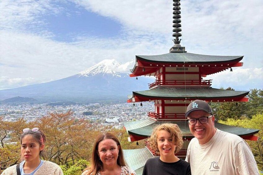 Ett pagodtempel, berget Fuji och en stadsbild i bakgrunden. 1