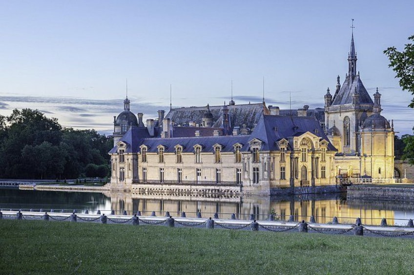 Un bâtiment historique doté d’une grande cour et bordé d’un plan d’eau. 1