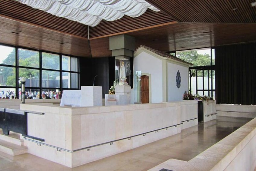 Un interno moderno con una reception, ampie finestre e un soffitto decorato. 5