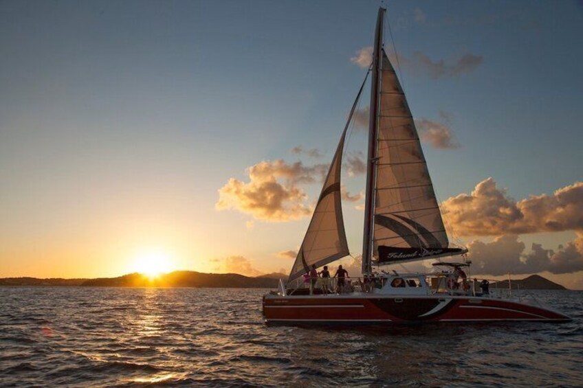 Un velero en aguas tranquilas durante el atardecer. 2