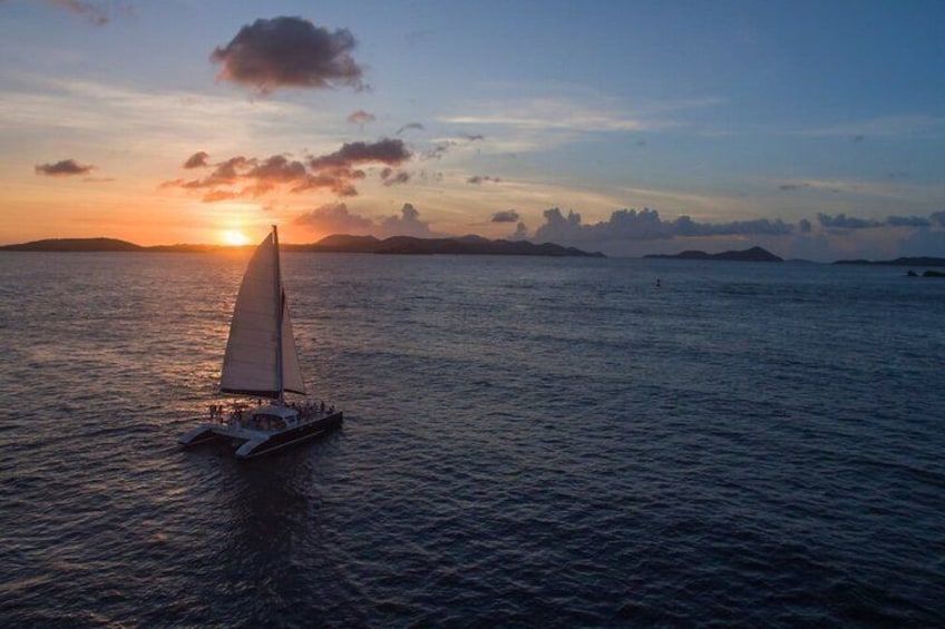 Un velero en aguas tranquilas durante el atardecer. 3