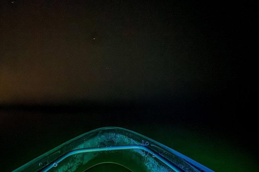 En mörk himmel med en synlig planet. 4