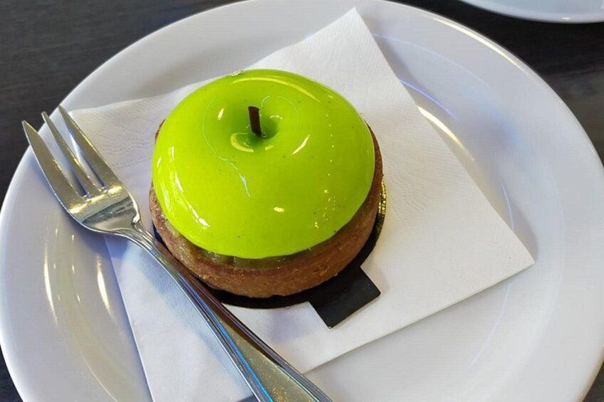 Una manzana verde brillante sobre un plato blanco con un tenedor cerca. 3