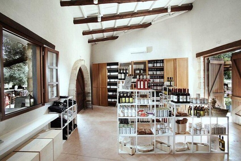 Manousakis Winery Shuttle Service Tour and Taste 1