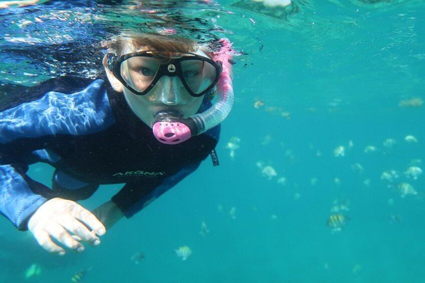 Una persona haciendo snorkel bajo el agua, con tubo y máscara. 1