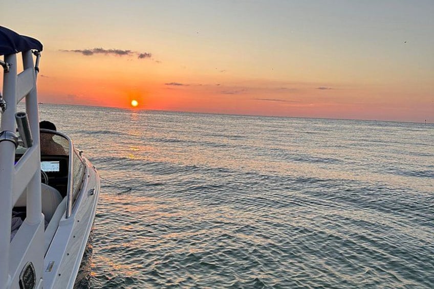 Ein Boot auf ruhigem Wasser bei Sonnenuntergang. 5
