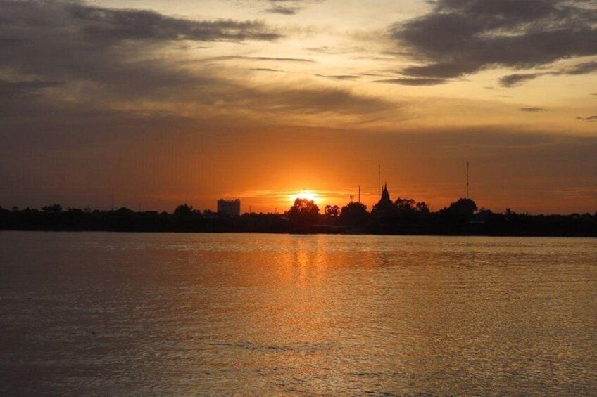 Un atardecer sobre un cuerpo de agua con el perfil urbano al fondo. 5