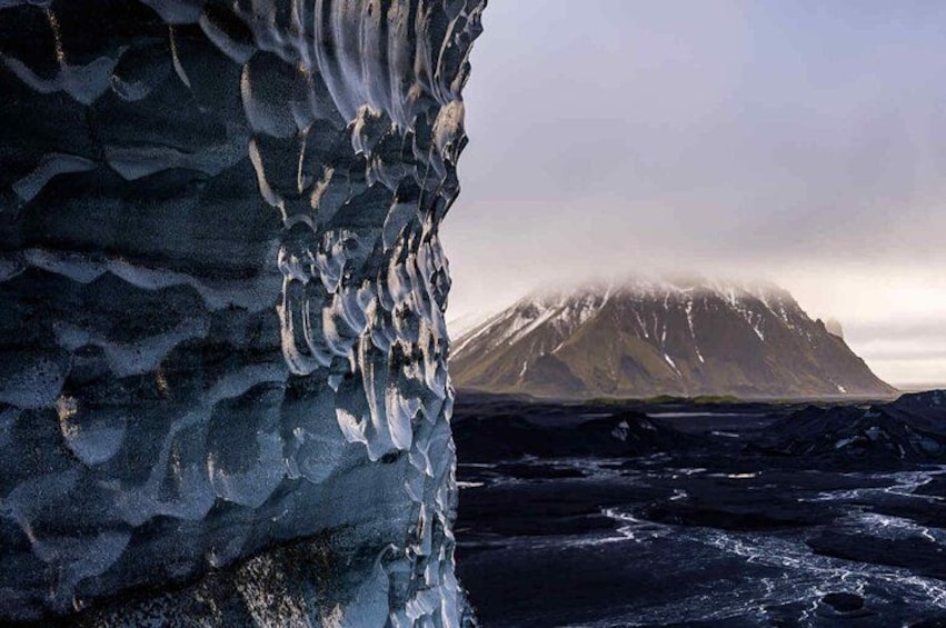 Una formación de hielo con una montaña al fondo. 3