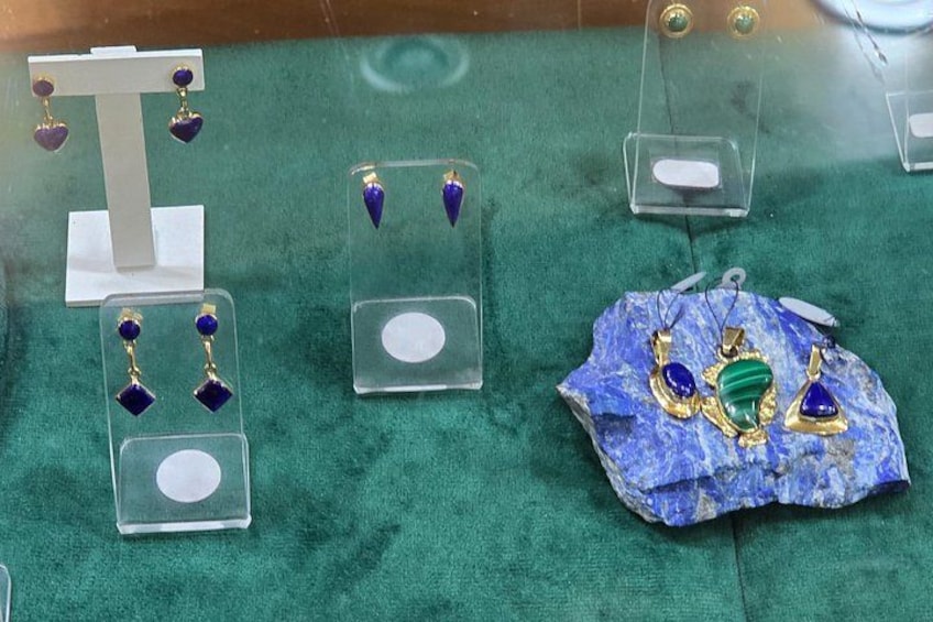 Eine Auswahl an Schmuck mit verschiedenen Designs und Edelsteinen. 4