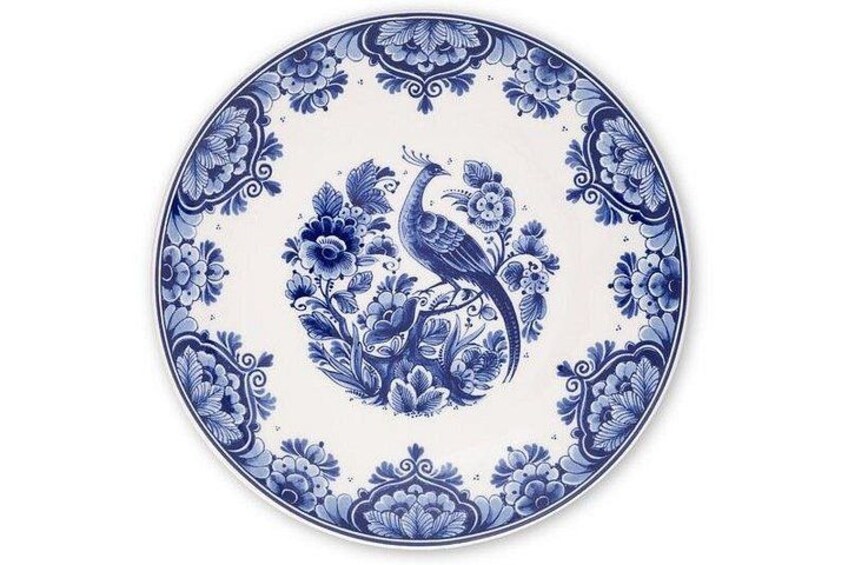 Ein blau-weißes Keramiktablett mit einem zentralen Pfau, umgeben von floralen Mustern. 2