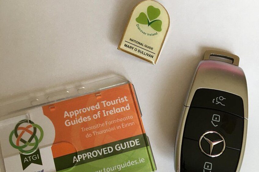 Un guide de voyage, un téléphone portable et une carte National Guide Ireland. 2