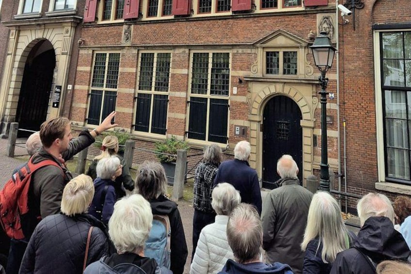 Guide and group in The Hague 3