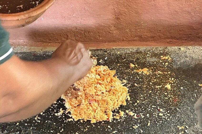 Une personne racle un tas de restes de nourriture sur une surface noire. 3