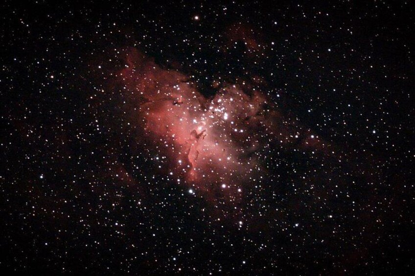 En stjerneklar nattehimmel med et tydeligt nebulosa. 4