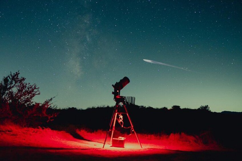 Et teleskop på stativ under en stjerneklar nattehimmel. 3