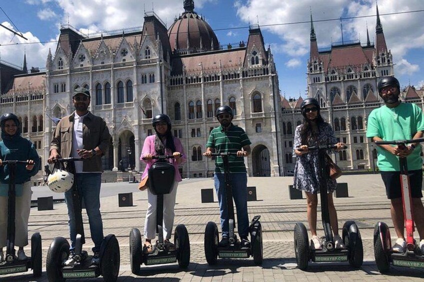 Människor på en Segway-tur framför en historisk byggnad. 3