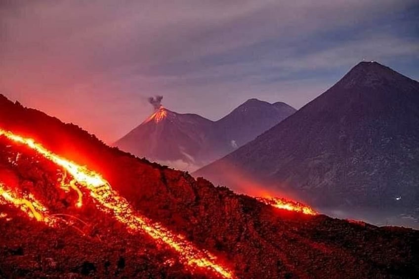 Un volcán con lava descendiendo por su ladera. 1