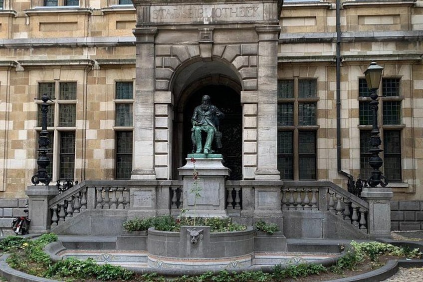 A statue in front of a building with the inscription 'STADSBROTHER.' 2