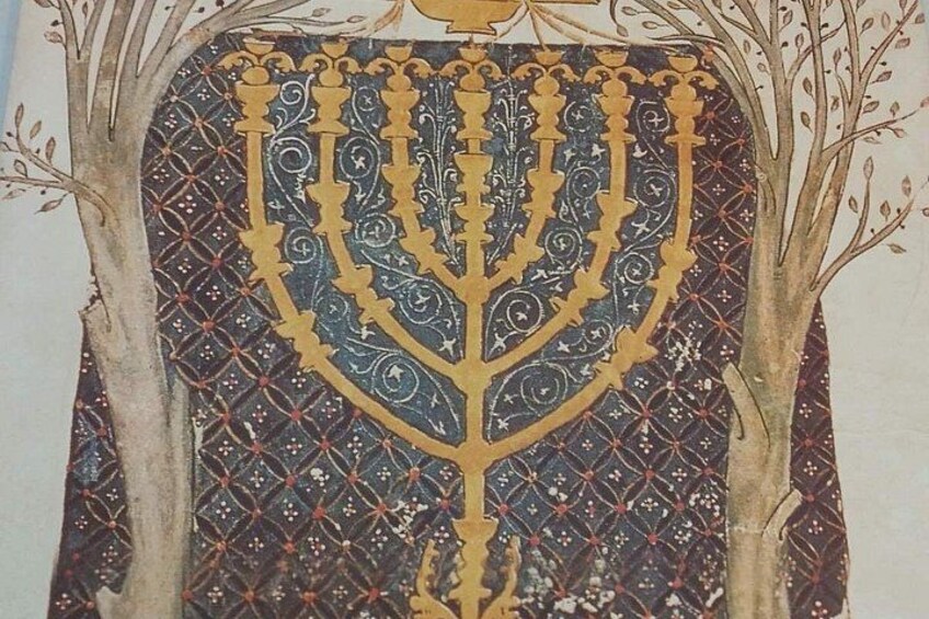 En menorah med detaljerede mønstre og et træ med nøgne grene. 5