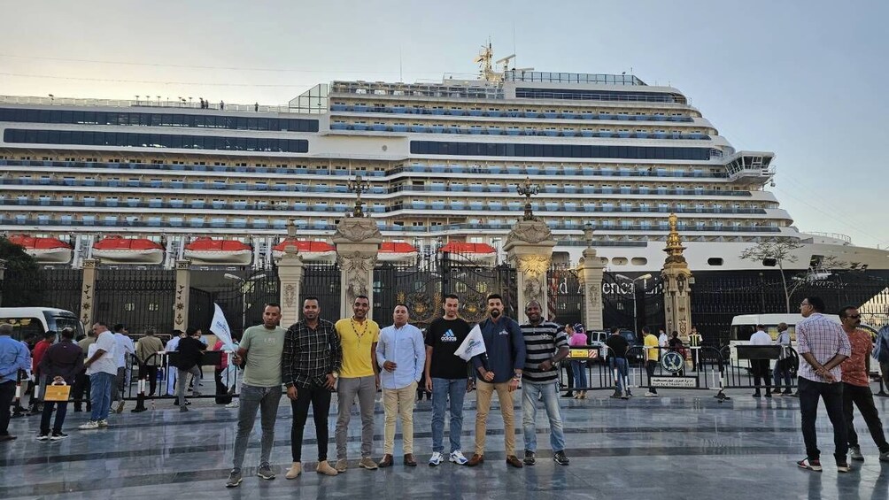 From Alexandria Port: Giza Pyramids Tour with Cruise & Lunch