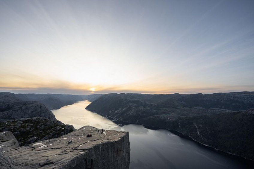 En flodkløft med en klippekant og en solnedgang. 2